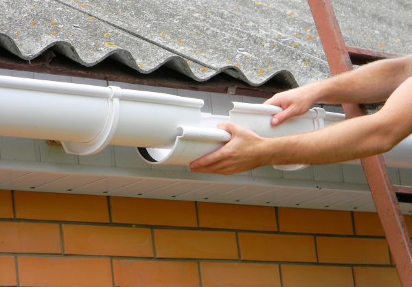 Gutter Hanging in Everett